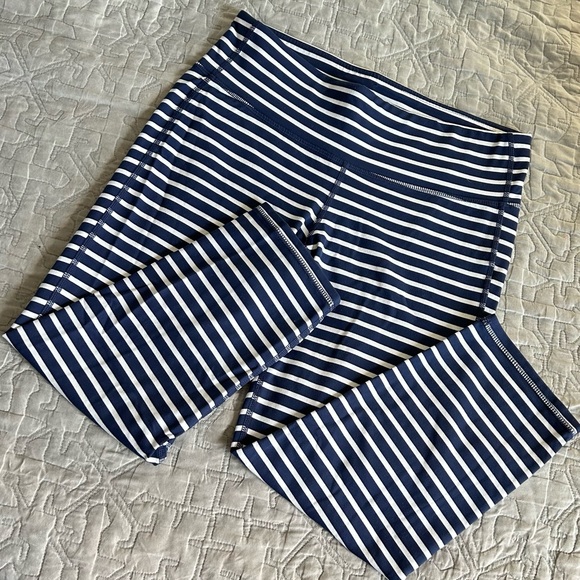 🩷ATHLETA NAVY BLUE WHITE STRIPE WORKOUT LOUNGE CAPRI LEGGINGS SIZE MEDIUM GYM - Picture 2 of 6